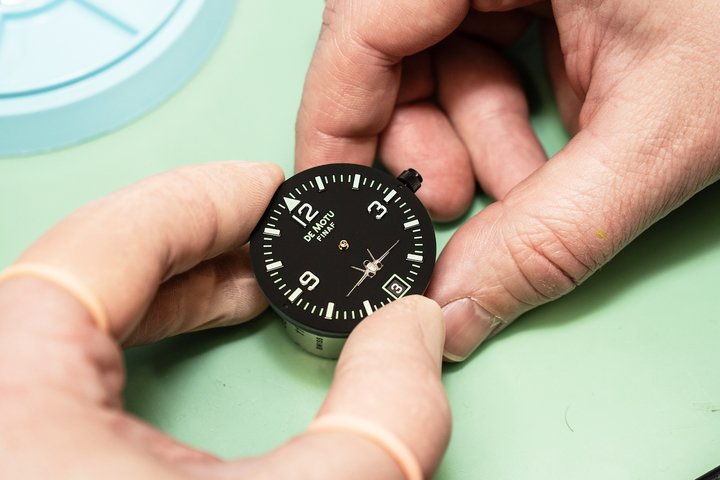 Controlling the dial before attaching the hands on a De Motu FINAF, which runs on an ETA 2824. The De Motu FINAF Hornet is developed together with Finnish Hornet fighter pilots. There is also a civil version available called DMF 44. (€ 5,807 plus VAT)