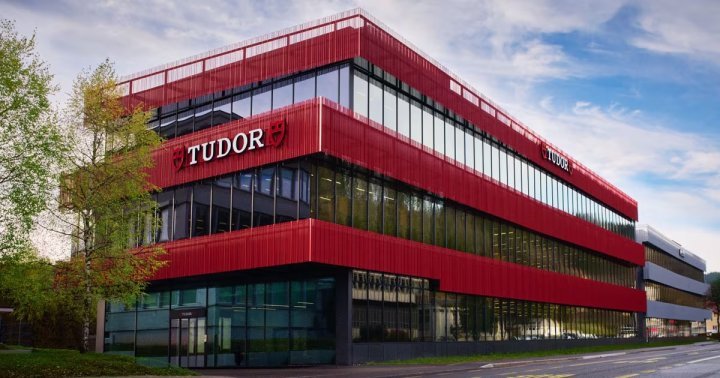 Completed in 2021 after three years of construction with four storeys totalling 5,500 square meters, Tudor now has a brand-new watch Manufacture in Le Locle, Switzerland. The state-of-the-art facility is all decked out in Tudor red, and is physically and visually connected to the neighbouring Kenissi Manufacture, the Tudor movement production facility founded in 2016.