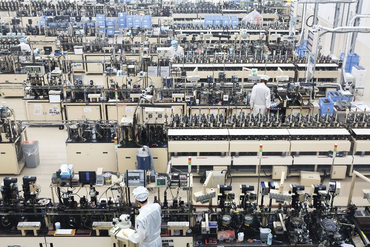 One or two operators are enough to manage a 50-metre-long assembly line in this Miyota factory.