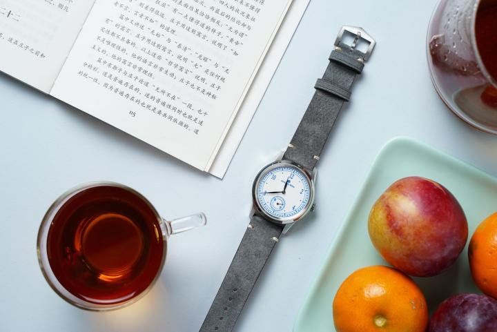 Porcelain Odyssey combines elements of Chinese design and craftsmanship such as porcelain dials in the style of traditional Chinese ceramics. It uses a movement produced by the Dandong Peacock Watch Factory, the SL-3006, adjusted in five positions and with a daily variation not exceeding +/-10 seconds.