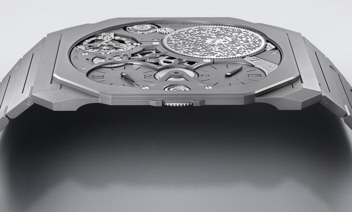 After seven consecutive world records, here is the eighth: the Octo Finissimo Ultra. It opens a new era of ultra-thin profiles, measuring just 1.80 millimetres. A total of eight patent applications have been filed. They relate to the watch glass assembly, barrel structure, oscillator module, differential display, modular structure, bracelet, bimetallic case, middle-mainplate/caseback, as well as the Bvlgari Singvlarity software technology.