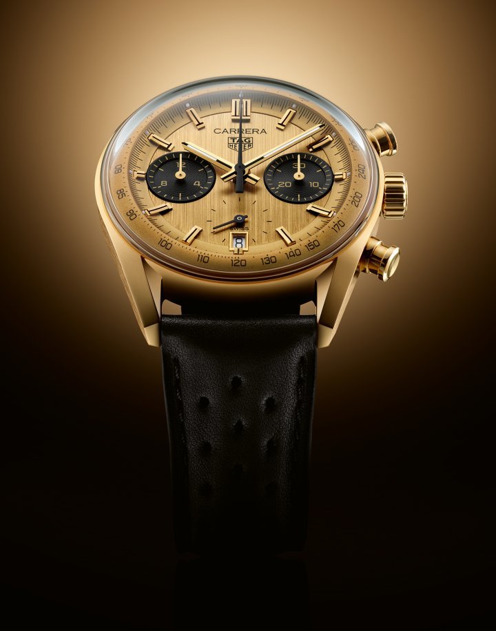 The spirit of the original 1960s designs finds resonance in the luxurious and well-proportioned 18K 3N yellow gold-plated dial of the new model. For improved legibility, the dial features contrasting black “azuré” subdials at 3 and 9 o'clock, reminiscent of the iconic reverse panda configuration.