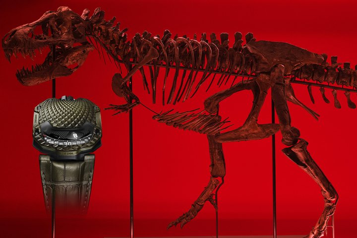 The UR-105M Trinity T. rex contains a piece of fossilised T-Rex bone.