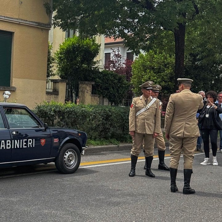 Elegant carabineri clear the way for competitors... and willingly pose for photos.
