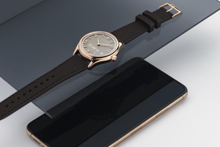 Frédérique Constant's new connected watch, the Smartwatch Vitality, with its digital dial revealed on demand. On this new watch, heart rate is now measured on the wrist, thanks to the integration of a latest-generation sensor developed by Philips Wearable Sensing. 