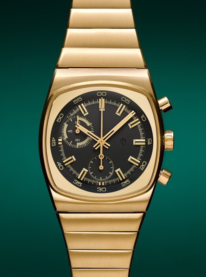 The Gold Metric chronograph exudes a distinctive 1970s style from its contrasting gold and black components. The brushed and 3-dimensional details come to life as light catches each individual layer.