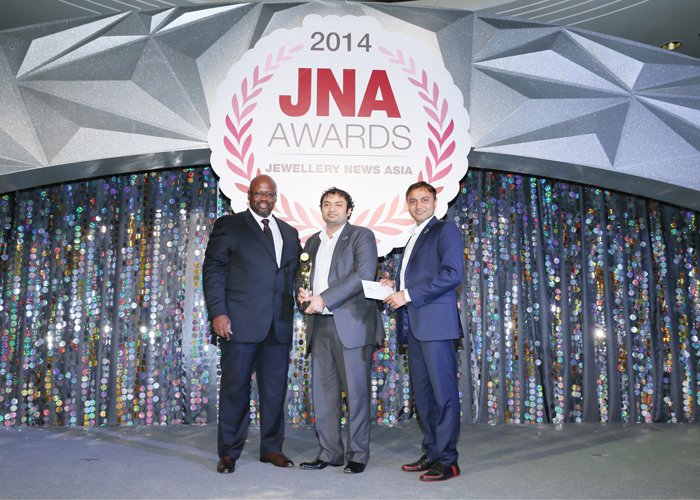 Kiran Gems receiving The JNA Manufacturer of the year 2014