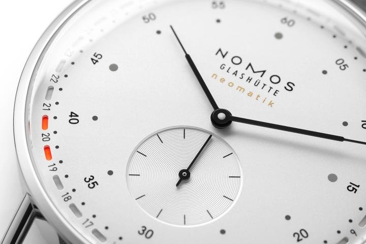 The neomatik calibre DUW 6101 is produced in-house and has led to the creation of a special date display exclusive to NOMOS Glashütte that shows the entire month at a glance.