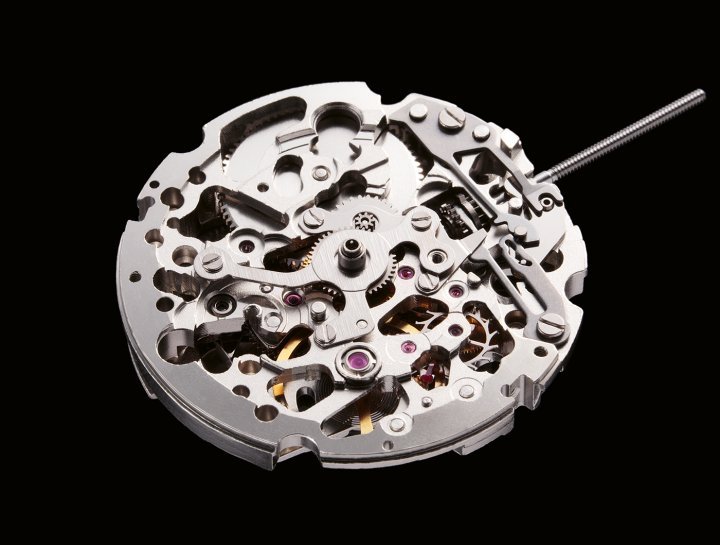 The 8N24 is a skeletonised automatic movement (which also exists in a hand-wound version). Three hands. Stop seconds. 11 1/2''', 5.55mm deep. 