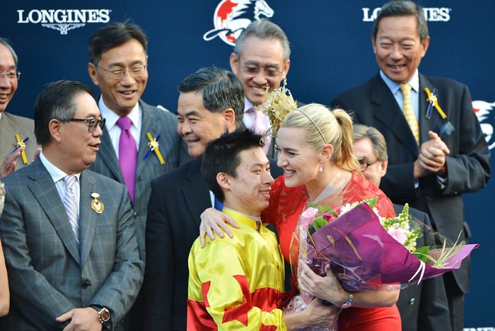 Longines Ambassadress of Elegance Ms Kate Winslet rewarded the owner, trainer and jockey of California Memory, winner of the Longines Hong Kong Cup with Longines timepieces. In return, jockey Matthew Chadwick offered her a bouquet of flowers.