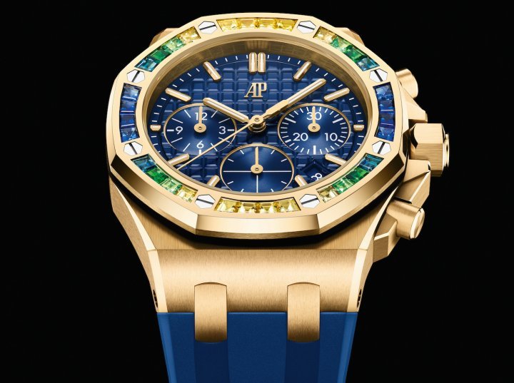 Today's 37 mm Royal Oak Offshore Selfwinding Chronograph line continues Audemars Piguet's commitment to offering dazzling Royal Oak Offshore models for those with smaller wrists. The yellow gold and blue theme is reflected in the diamond bezel.