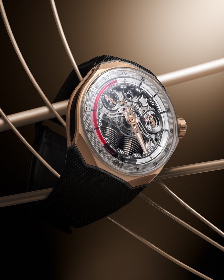 The S1 5N Gold Titanium Red features an ergonomic 45 mm case crafted from 5N gold with a black DLC titanium coating. It is equipped with HYT's innovative quick-release strap system, allowing for transitions between the included anthracite black rubber strap and the pure black Velcro strap.