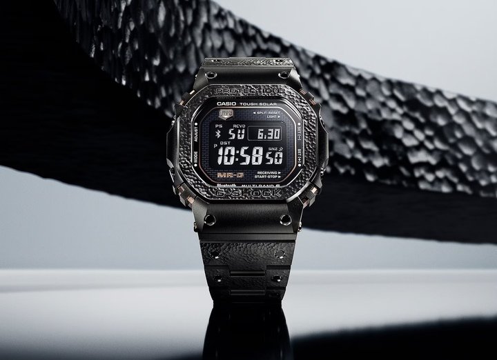 The MRG-B5000HT, a remarkable limited edition, stands out for its exceptional craftsmanship in metalworking. Each watch features a bezel and bracelet that have been hand-hammered by a master of the traditional ‘tsuiki' hammering technique, giving them a unique relief pattern.