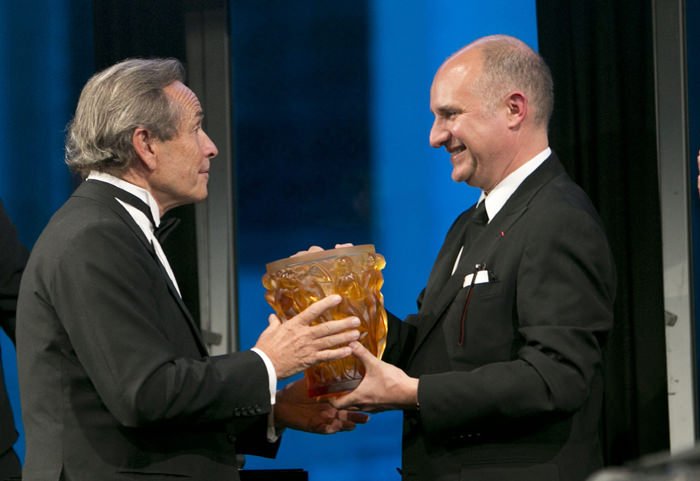 Carlos-A. Rosillo giving away the Palme d'Or à Jacky Ickx