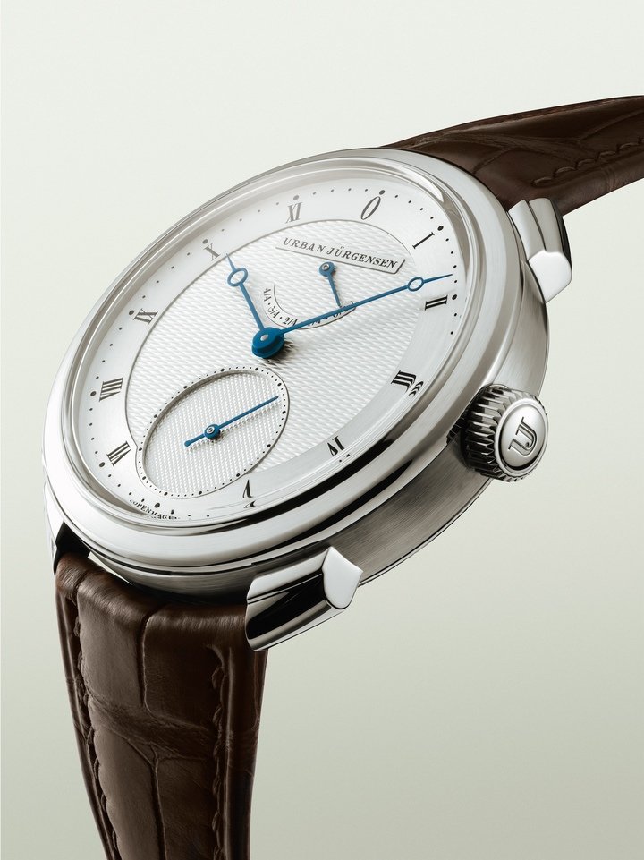 Miniaturisation of the Oval's movement, inside the UJ-1, represents a genuine tour de force.