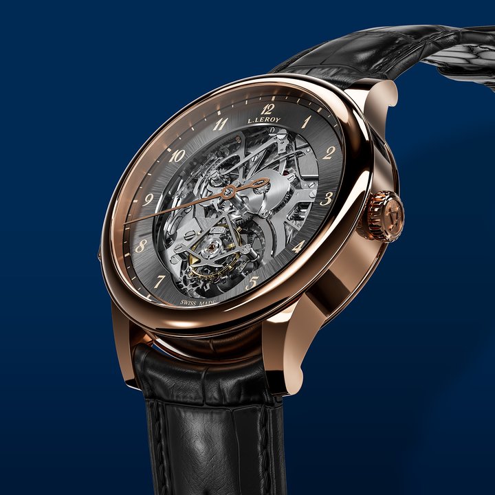 An intriguing detail immediately commands attention: the display features a single hand, that of the hour, while the minutes are indicated by the minute repeater. A time reading that is not totally new for the Maison, which is inspired by the historic “à tact” watch made for Prince Emil Maximilian Leopold August of Hesse around 1810 and which has already been the subject of a recent timepiece produced by the brand.