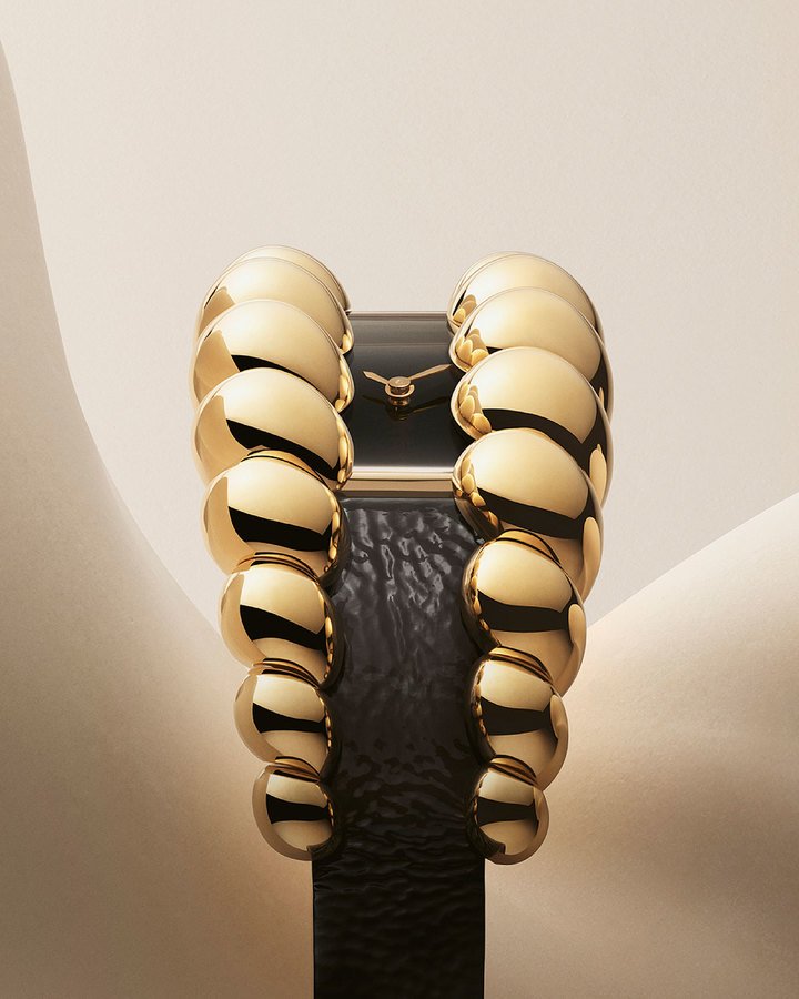 In an alchemy that is uniquely Cartier, gold, diamonds and gemstones metamorphose into the Tressage, continuing a trail blazed by the Maillon, Coussin and Reflection watches with its sculptural forms and contrasting textures.