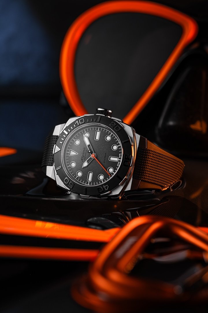 Alpina and the hosts of the watch podcast The Real Time Show have joined forces to offer a very special edition of the Seastrong Diver Extreme Automatic. Their work focused on the dial and breaks with the conventions of the Seastrong collection, featuring new colours, a new dial and new hour markers. Even the Alpina logo at 12 o'clock has been redesigned, while the flange has been removed, all for greater legibility.