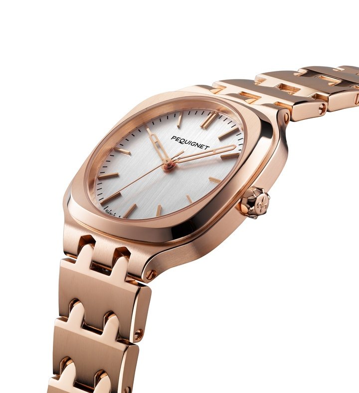 In a miniature version (30 mm), the Concorde is also adorned with rose gold for the Watches and Wonders fair.