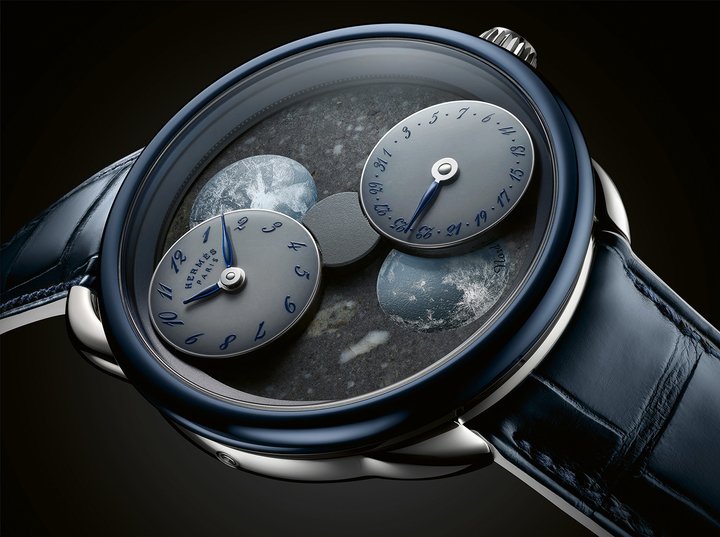 Unveiled in 2019, Arceau L'heure de la lune needs no introduction. In 2025, Hermès presents a limited edition of 12 sets, each containing three new variations: a white gold and blue titanium version with a lunar rock dial; a rose gold and titanium version with a dial made from a fragment of the Vesta asteroid, and a white and rose gold version whose dial is a fragment of the Erg Chech meteorite.
