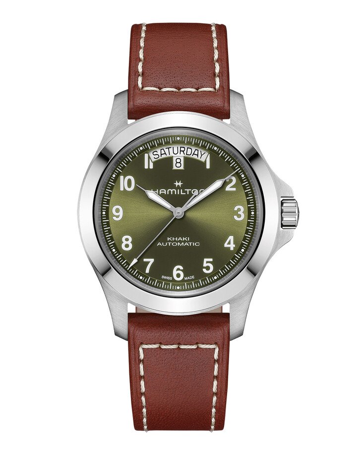 The removal of the 24-hour scale opens the dial, allowing the Arabic numerals, minute track and signature day-date display at 12 o'clock to take centre stage. Set in contrasting tones, the day-date window reinforces clarity while giving the King its distinctive presence.