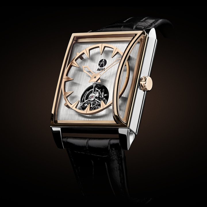 A unique piece equipped with a tourbillon minute repeater movement, developed in homage to MHC and the late Pierre Favre, the Chorus Minute Repeater model is distinguished by its new curved upper glass.