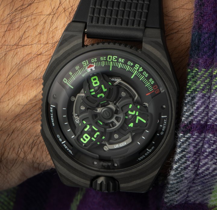 Urwerk presents the UR-100V in carbon