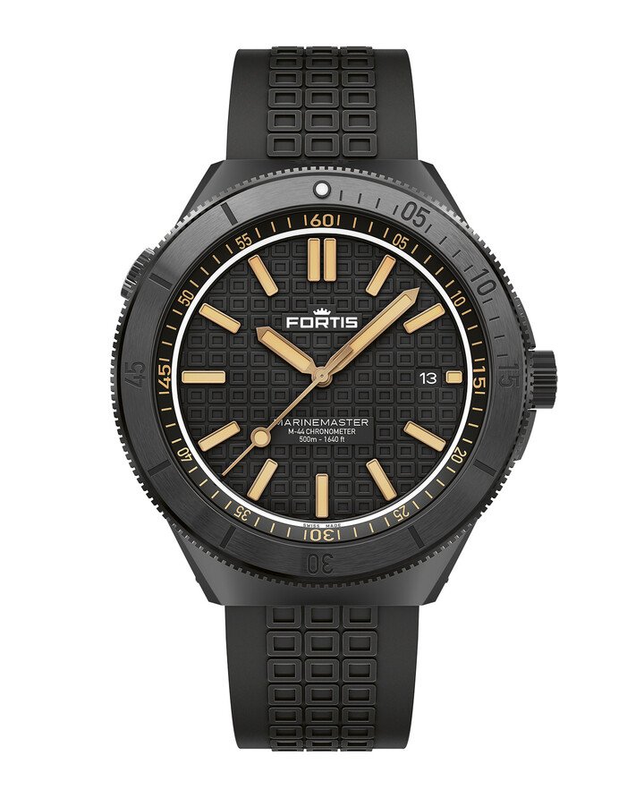 The two new models, the Gravity Black with a monochrome aesthetic and the Black Resin with its warm golden accents, combine a highly technical surface treatment with the professional specifications that have defined the Marinemaster for decades.