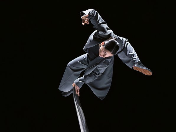 Ak(h)or: transforming time into balance and motion