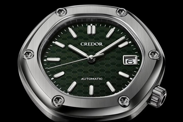 The relationship between Gérald Genta and Seiko dates back to the 1970s, when the designer frequently traveled to Japan and developed a close bond with the Japanese watchmaker. Among his celebrated creations was the Credor Locomotive. This new version features a striking green dial, inspired by the green signal light in train systems.