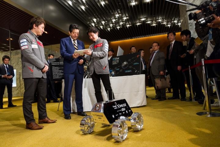 ispace's CEO Takeshi Hakamada and COO Takahiro Nakamura presenting their program to Japanese Prime Minister Shinzo Abe.