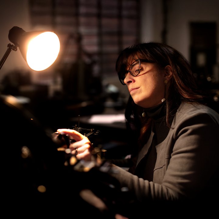 The Marea motif was developed specifically for this model in collaboration with Atelier Renzetti, one of the very few workshops in the world still dedicated to the art of traditional guilloché engraving. Now run by Linda Renzetti, the fourth generation of the family, the workshop engraves each dial entirely by hand on antique 19th-century guilloché lathes, without any electrical assistance.