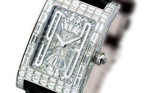 Rettangolo with 229 diamonds: a new stunning talking piece.