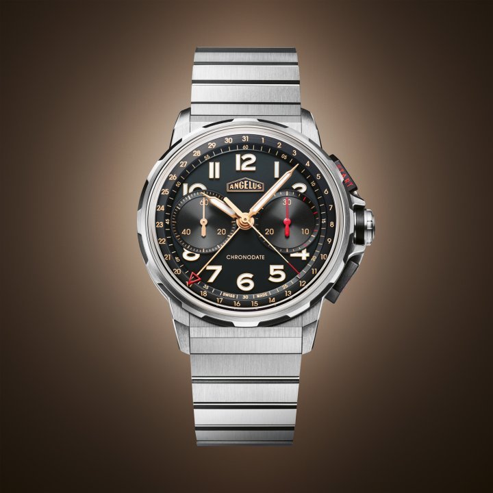 A jet-black dial accentuates the aesthetics of the Chronodate Gold and Chronodate Titanium. The latter is also available with a fern-green dial that perfectly complements the satiny grey of the titanium. The A-500 calibre is housed in a carbon composite container, which is encased in a 5N red-gold or titanium case middle.