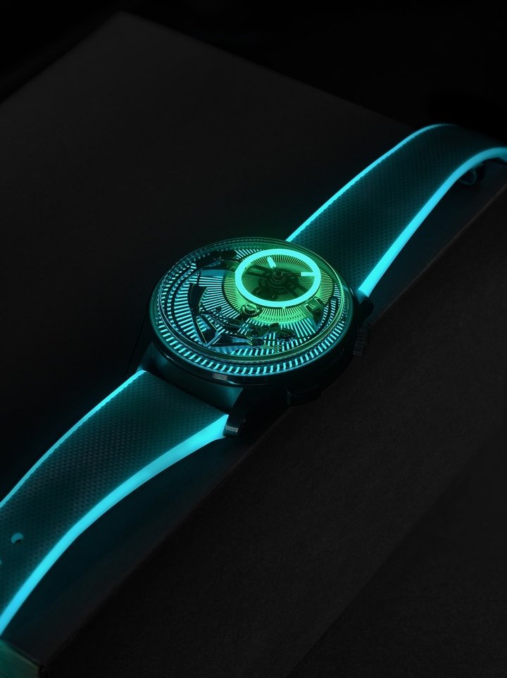 The smoky fumé sapphire dial is topped with a blue Globolight® ring and linear-brushed hands, manually set with diamond-polished facets and blue Globolight® tips. The result is a striking visual display that transforms completely at nightfall, when the ring and the tips of the hands emit an intense green glow.