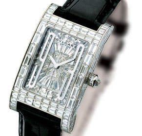 Rettangolo with 229 diamonds: a new stunning talking piece.