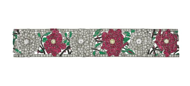 Embracing Flowers bracelet, red and white roses, 1924. Platinum, onyx, rubies, emeralds, yellow and white diamonds. Van Cleef & Arpels Collection 