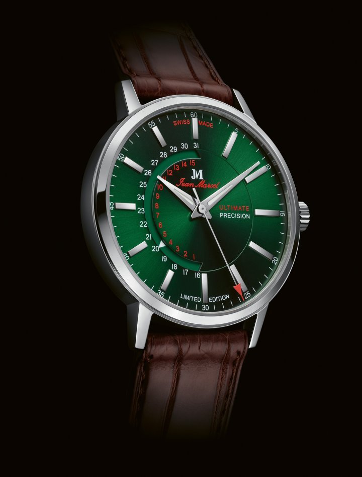 The Optimum Curved comes in three dial versions: ocean blue, slate grey and emerald green. 
