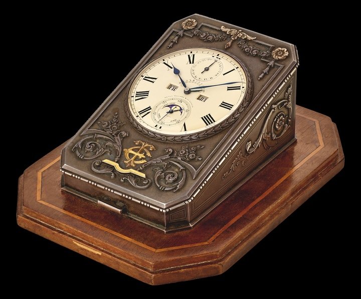 The history of watchmaking remains full of surprises: in addition to the famous examples by James Ward Packard and Henry Graves Jr., a third of the legendary table clocks created by Patek Philippe in the early 20th century recently emerged and was offered at auction by Sotheby's in New York in December 2025 as part of the sale of the Robert M. Olmsted collection. Powered by a 10-day perpetual calendar movement with moon phase, it was designed in 1928 for New York collector Thomas Emery, who also acquired the oldest known Patek Philippe perpetual calendar wristwatch, completed a year earlier in 1927.