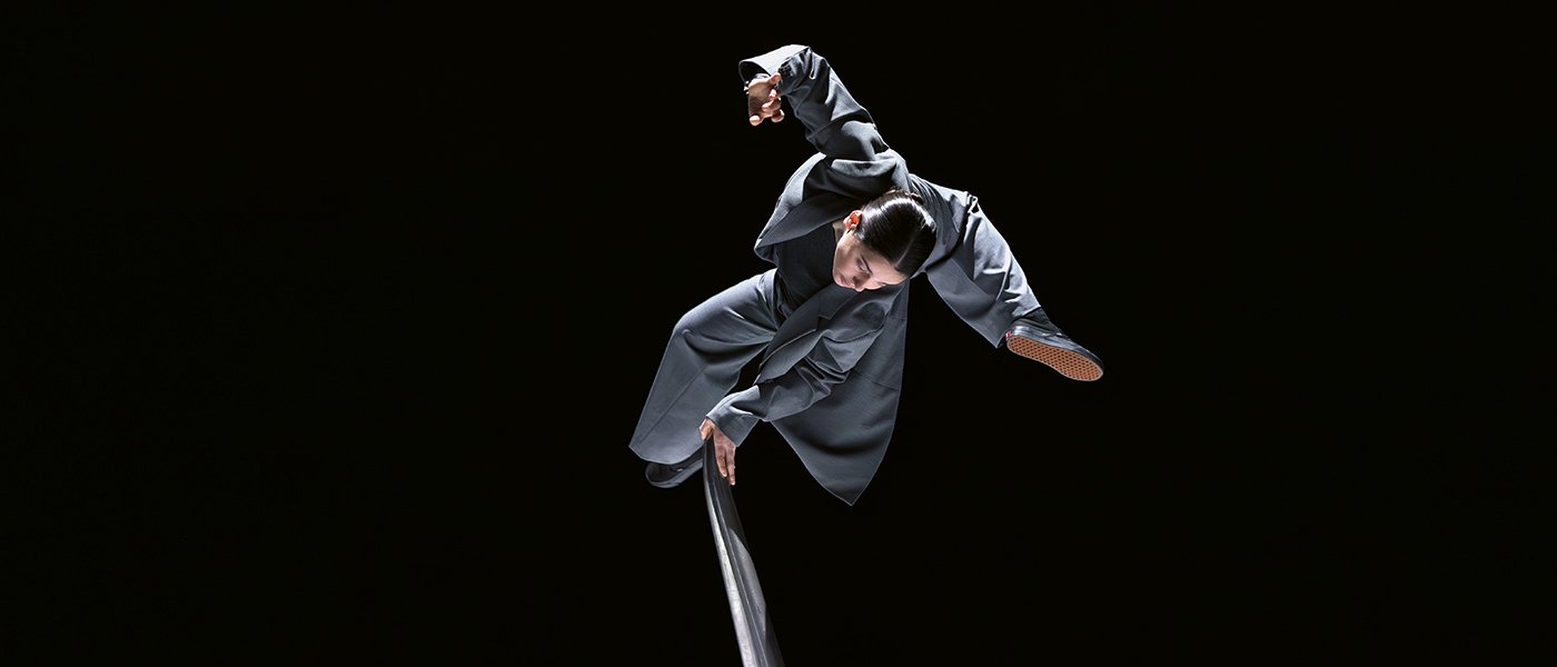 Ak(h)or: transforming time into balance and motion