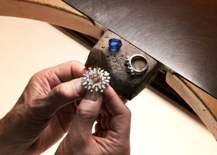 Setting the Flamboyant Nightfall necklace with a rare, 15.02-carat sapphire from Sri Lanka