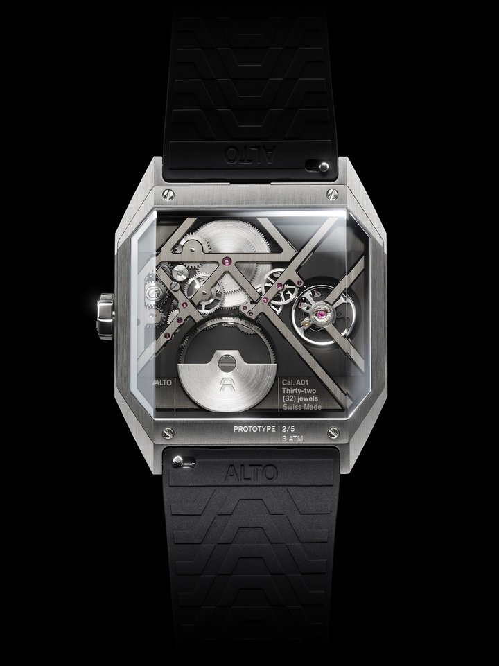 With aesthetics inspired by the wedge design of 1970s concept cars, the ART 01, Alto's inaugural model, is undoubtedly to watchmaking what brutalism is to architecture. It plays with light through its facets and represents the quadrature of the polyhedron in its form. The watch houses the A01 calibre, a self-winding micro-rotor movement designed and developed exclusively for Alto by designer Barth Nussbaumer and developed by the Cercle des Horlogers in La Chaux-de-Fonds.