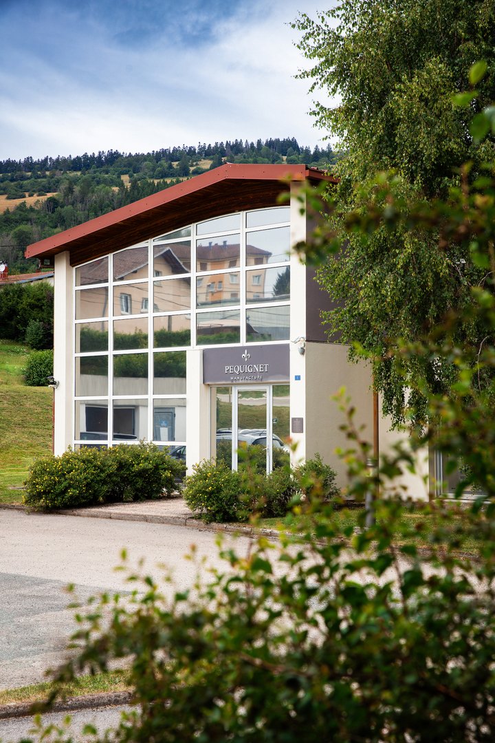 Pequignet Royale Paris: time in icy blue 