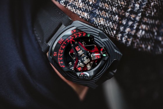 Blink and you'll miss it! The UR-210 now released in Black Platinum