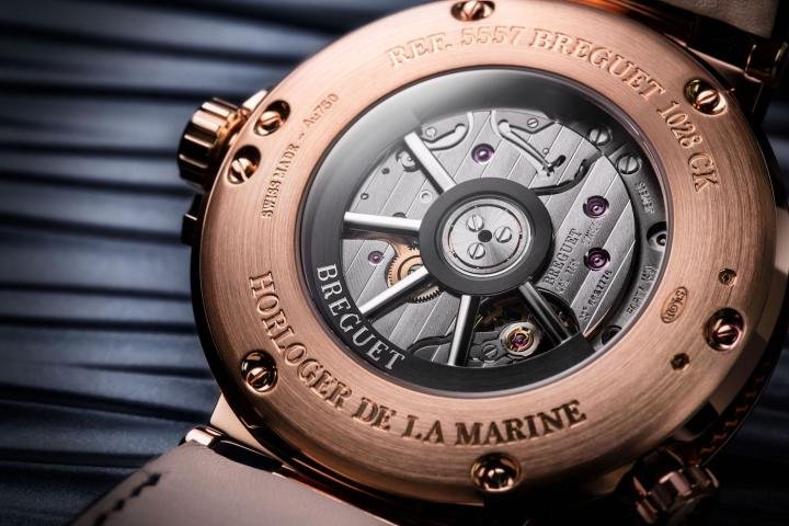 The Marine Hora Mundi is equipped with the 77F1 calibre, with a balance oscillating at a frequency of 4 Hz. This mechanical self-winding movement is fitted with an escapement made of silicon. With its 55-hour power reserve, Calibre 77F1 features a unique asset in the form of patented additional modules for the dual time zone mechanism, the second time zone display, the programmable and reprogrammable mechanical memory wheel and the pointer-type day/night display.