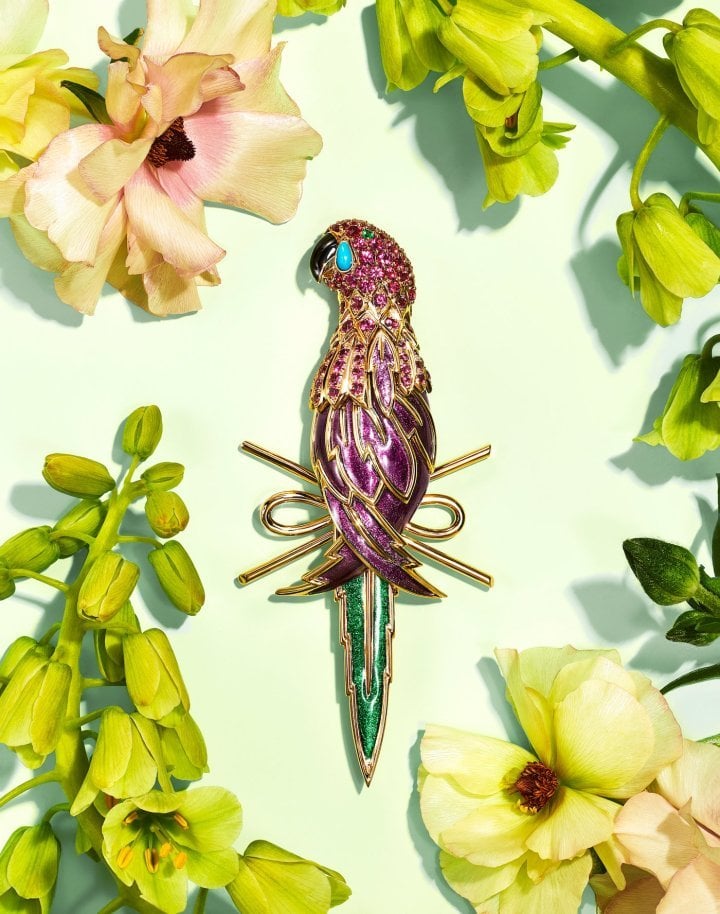  Tiffany & Co. - Schlumberger® Collection Botanica: Blue Book 2022, Parrot Sabre brooch in 18k yellow gold with light plum and dark green paillonné enamel, black enamel, pink sapphires, one emerald and one turquoise