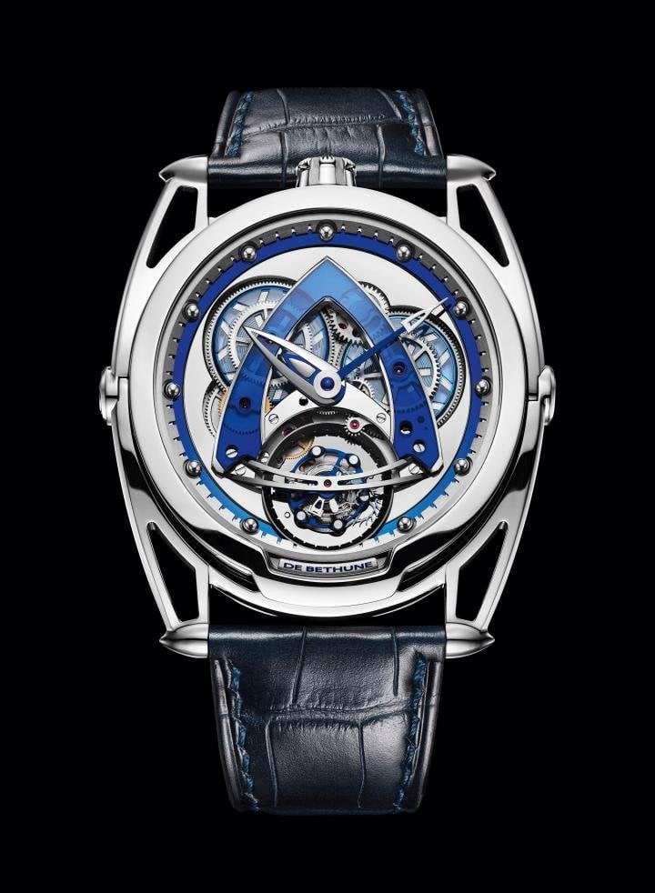 The DB28 Steel Wheels Sapphire Tourbillon has a polished grade 5 titanium case mounted on two new floating lugs unveiled this year, entirely redesigned and of intermediate size. Alligator strap with a titanium buckle.