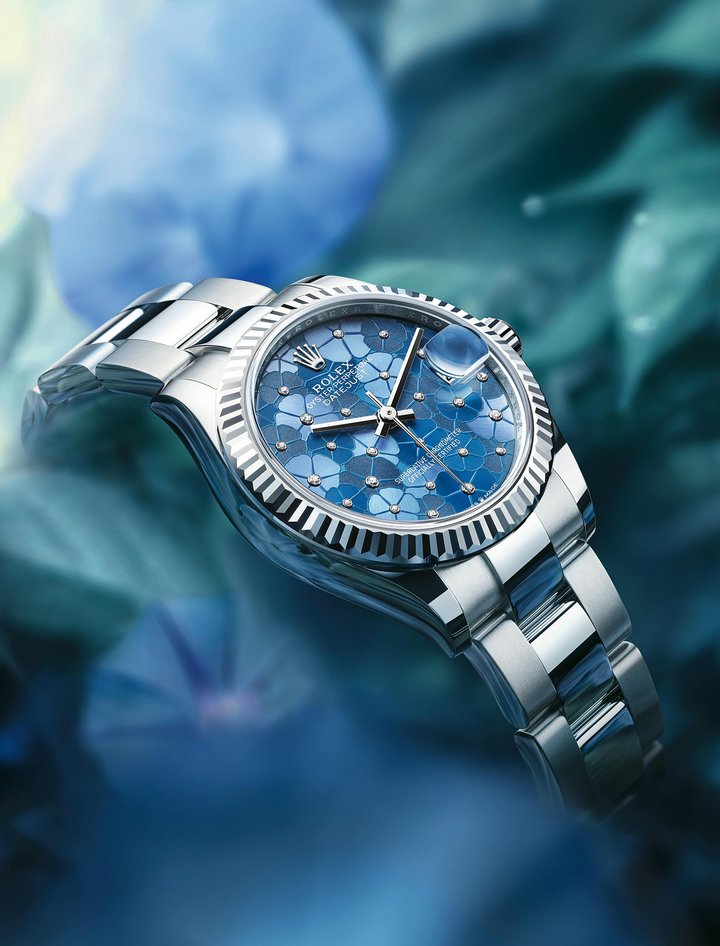 The flower-motif dial of the Rolex Oyster Perpetual Datejust 31 Azzuro Blue combines traditional soleillage with femtosecond laser engraving