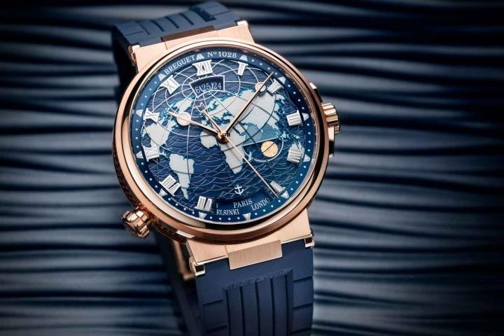 Breguet has adapted its Hora Mundi complication for the Marine collection. With a diameter of 43.9 mm, the model incorporates an instant-change dual-time display with memory function. This technical feat is accomplished via the pusher and crown. Having selected the first city's time and date, the owner of the watch need only set the second city. The watch mechanism then calculates the time and date by means of a clever system of cams, hammers and an integrated differential. At that point, simply pressing the pusher is enough to travel from one end of the planet to the other, without disturbing the accurate running of the watch.