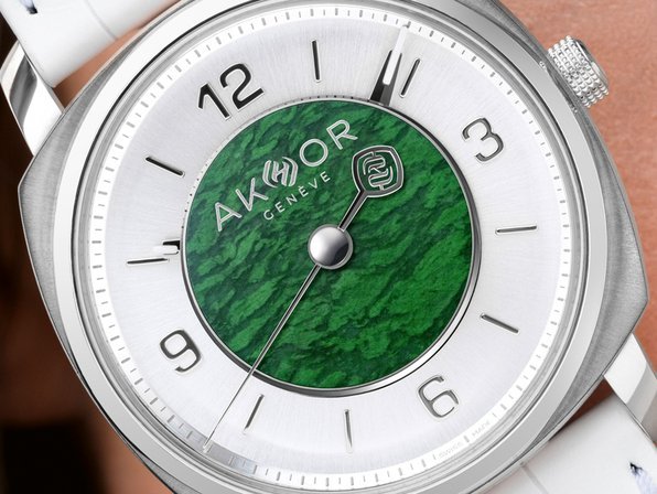 Akhor Le Temps En Équilibre Maw Sit Sit: green, suspended